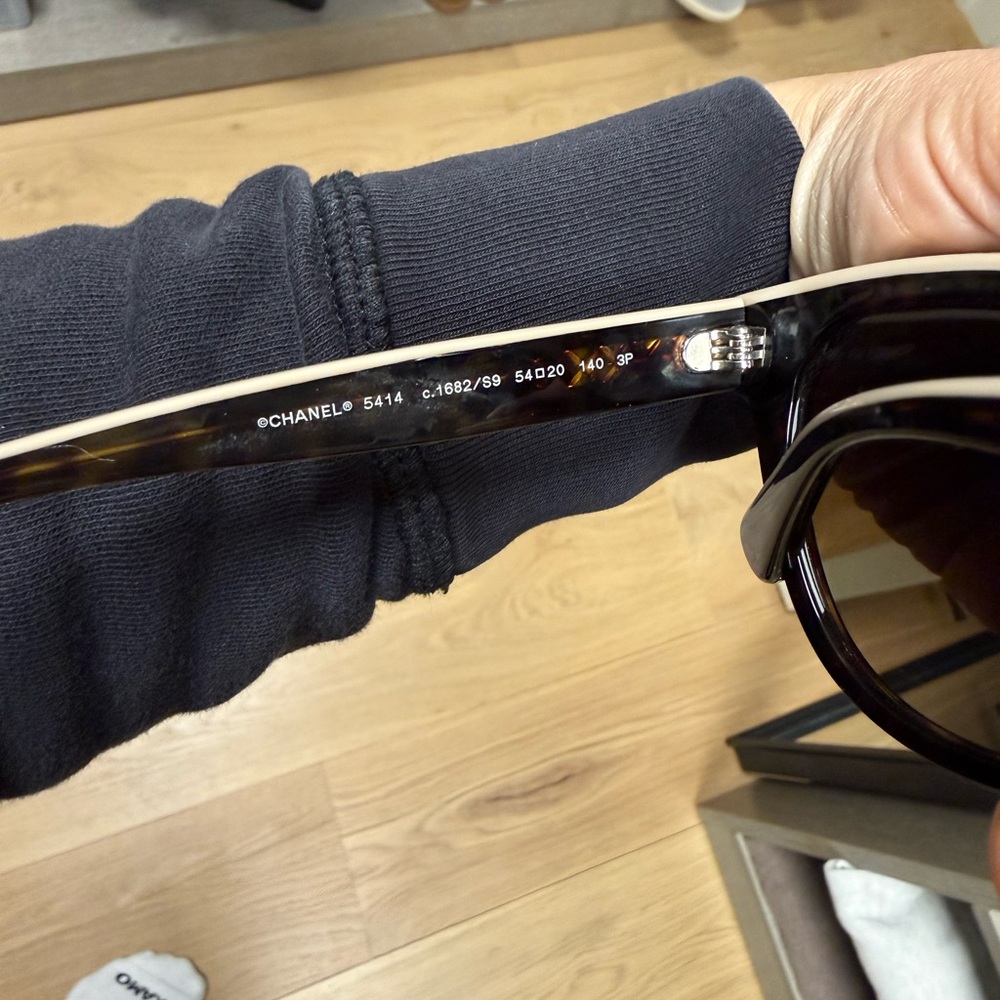 Chanel 5414 tortoise sunglasses - Picture 8 of 12